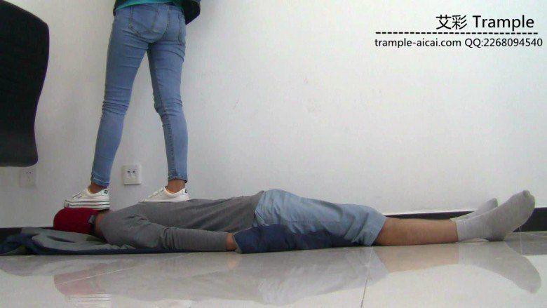 高中生小蛮女主白帆布鞋踩踏全身，下体！