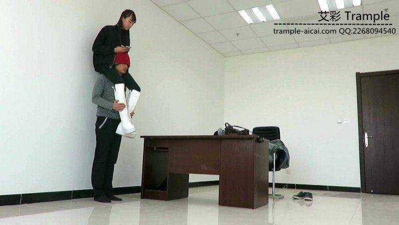 00后天使女主白色长靴骑乘牲畜马来回溜达! 00后天使女主白色长靴骑乘牲畜马来回溜达!