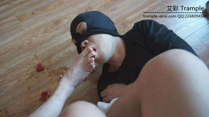 舔两位大一美女学生的原味帆布鞋