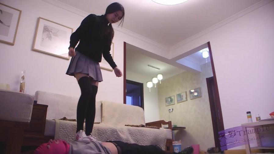 艾丝：哥哥父亲要求艾丝乱伦踩踏