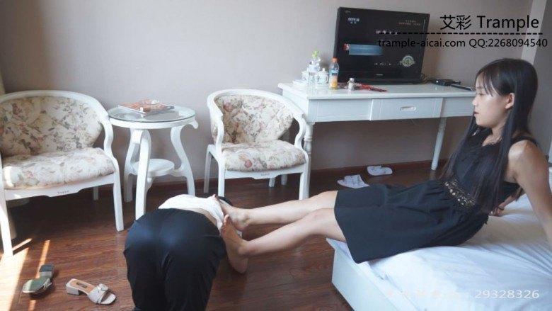 大二女生佳佳对狗奴的语言羞辱调教