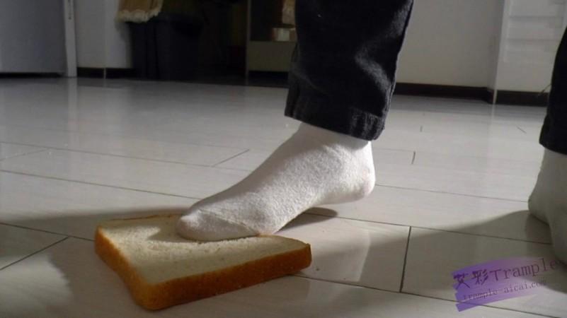 小月 脚喂食侮辱虐打 小月 脚喂食侮辱虐打