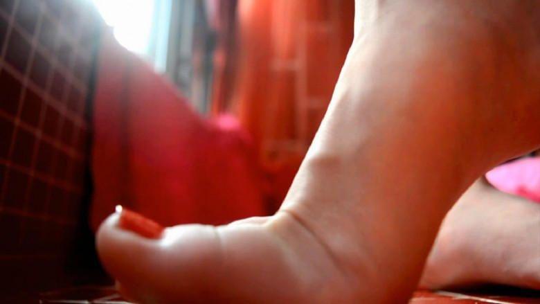 『奴隶岛』—萱萱POV第一视角美足鲜红趾甲踩踏羞辱