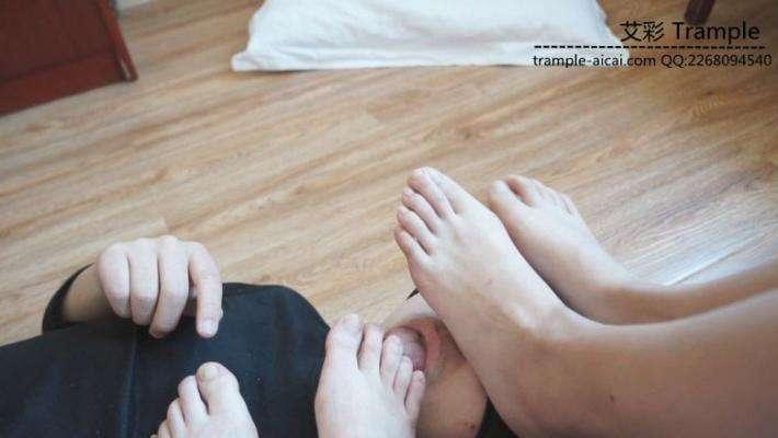 舔两位大一学生的原味裸足