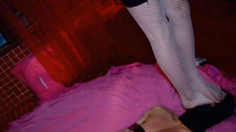 『奴隶岛』—萱萱白网袜全体重窒息残忍虐踩