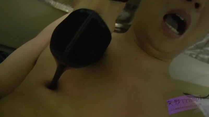 黑冰女神高强度手深喉 整个拳头塞进去 插吐堵回去 细跟踩乳头