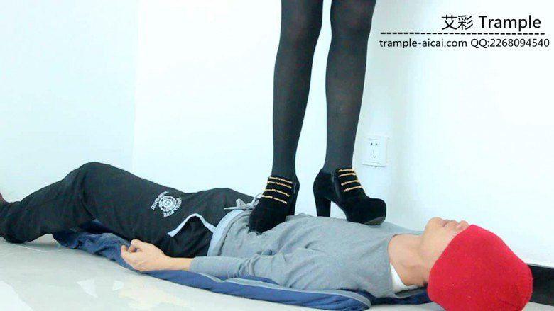 甜美媛媛女主高跟全体重践踏贱狗身体下体！