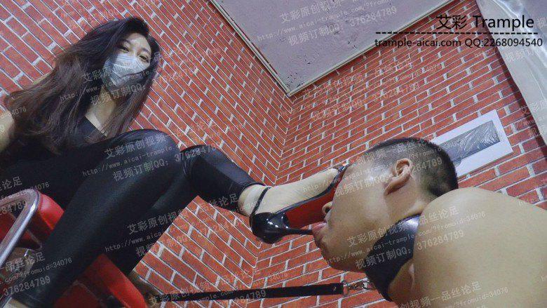 精致高跟凉鞋踩踏