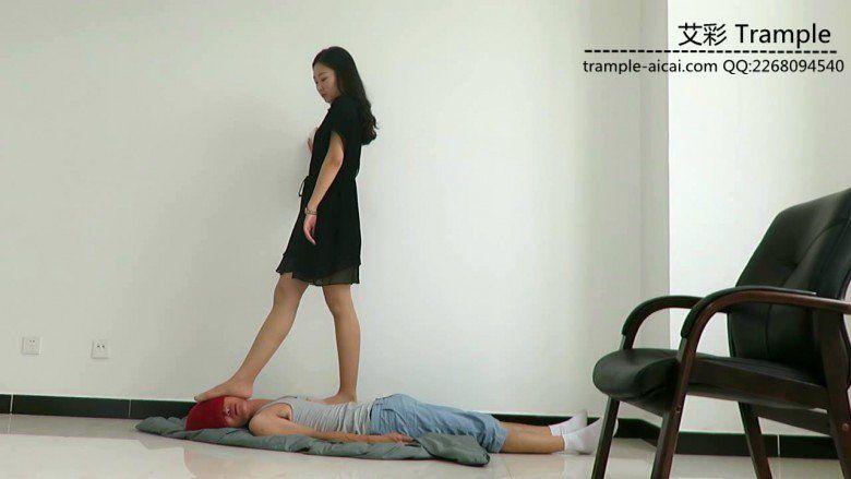 超模天星女主肉丝袜玩弄践踏贱狗头部下体！