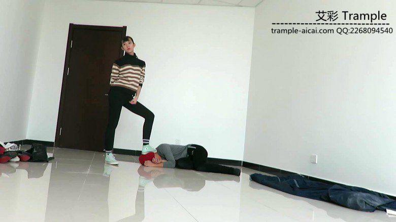 00天使女帆布鞋踢裆踩头羞辱！