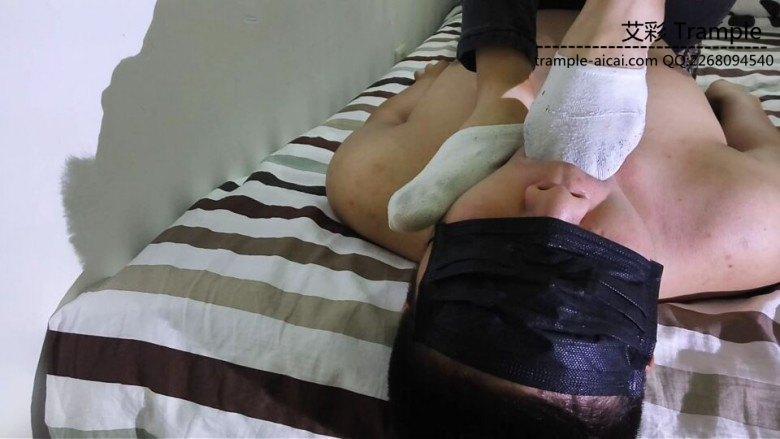 鸽宝原创真实一个月脏袜子调教舔舐塞嘴坐脸