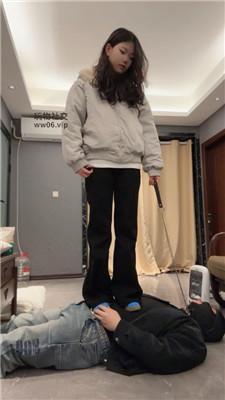 【素人挖掘机】小姐姐蓝鞋白棉袜羞辱 bf50191