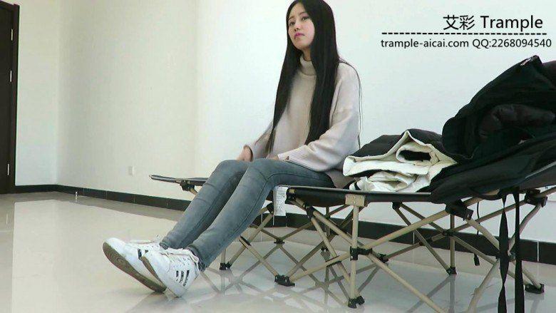 超漂亮老师天依女主棉袜堵嘴，裸足踩脸！