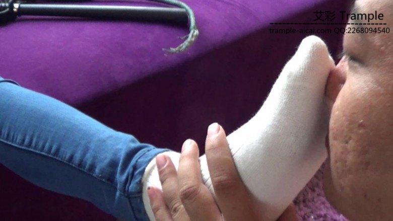 黑冰汗臭运动鞋棉袜崇拜踩踏站脸