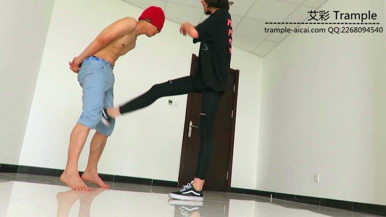 00后女主爆踢下体羞辱贱狗磕头！