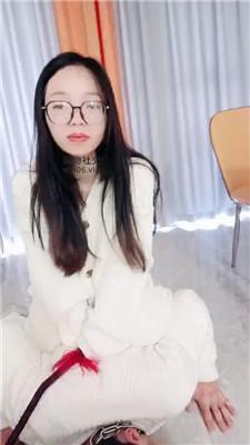 【南月女神】白袜踩踏-阳台下跪伺候 JS250218-1