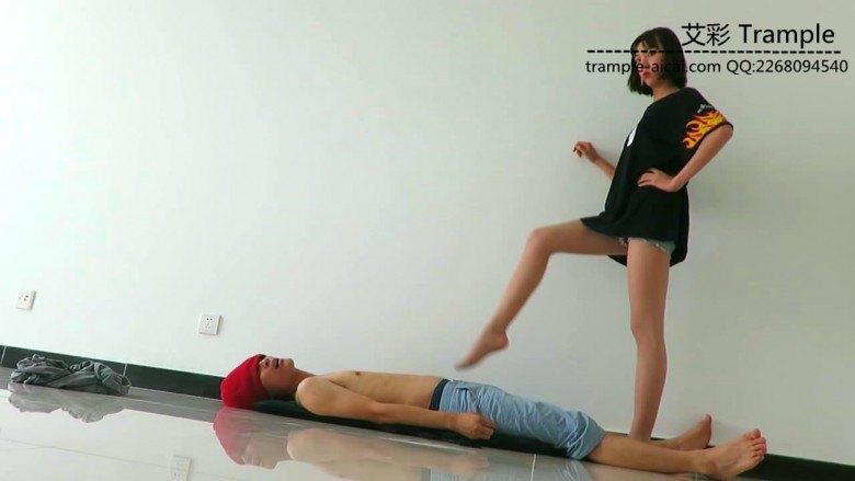 00后天使女主肉丝踩头踏步踩下体！