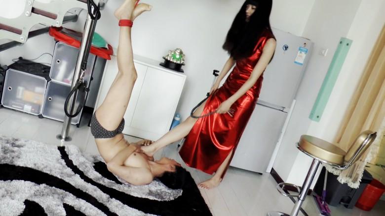 【冰时代】嫩模Yui 倒吊鞭打脚虐贱奴