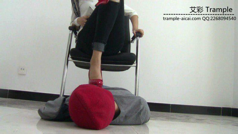 冰冰女主红色高跟玩弄贱狗！