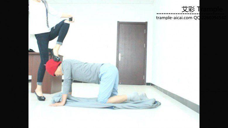 冰冰女主跨步羞辱骑乘贱狗！