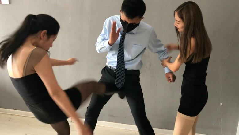 女职员怒惩变态上司