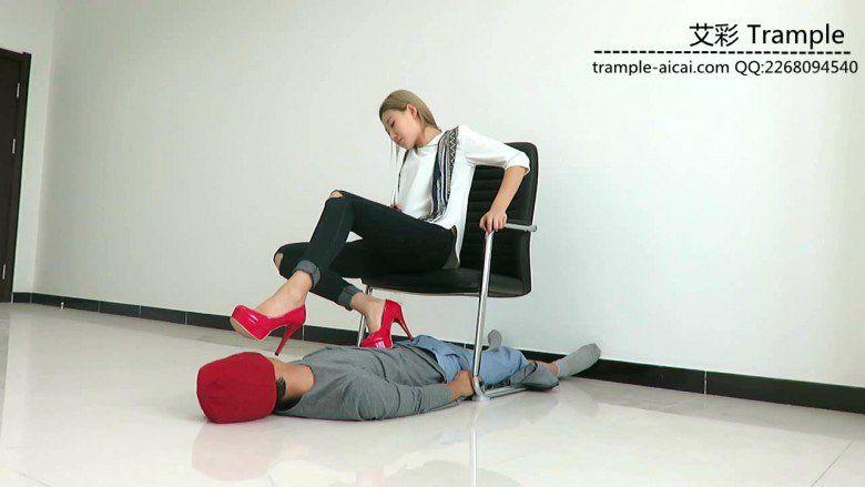 冰冰女主红色高跟玩弄贱狗！