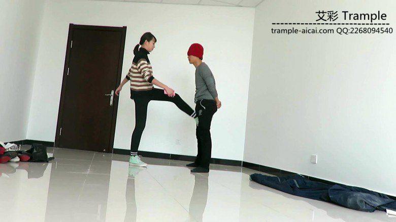 00天使女帆布鞋踢裆踩头羞辱！