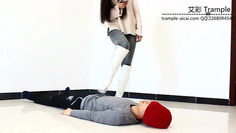 漂亮老师天依女主坐踩重剁羞辱调教贱狗！