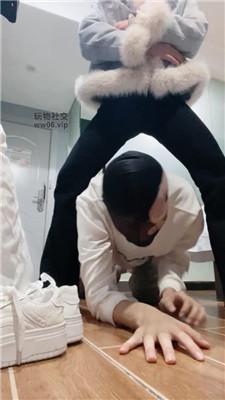 【小凤梨】酸臭脚丫玉足狂舔 JS250205-34