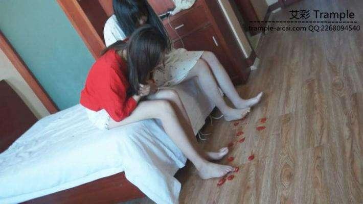 舔两位大一美女学生的原味帆布鞋