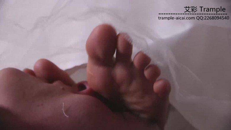 艾丝女王–穿着婚纱调教自己的老公小贱狗