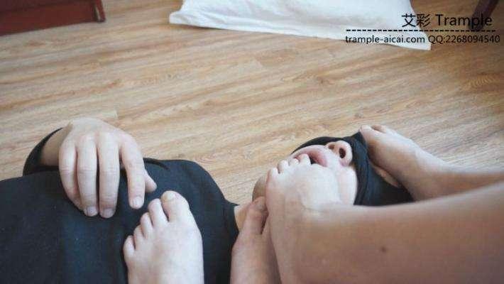 舔两位大一学生的原味裸足