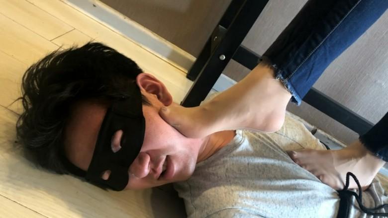 舞蹈系少女虐踩小奶狗