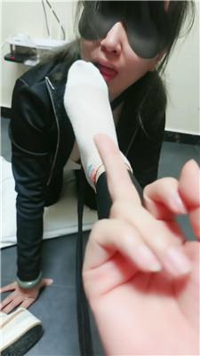 【娜S】闺蜜下跪想舔脏鞋白袜 JS250312-22