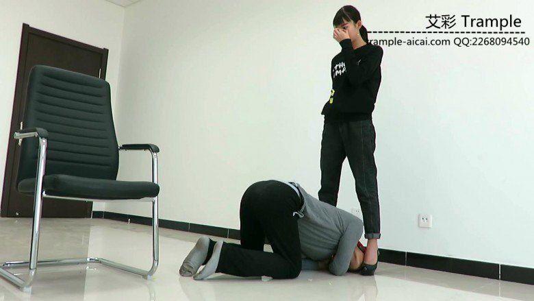 舔00后天使女主高跟被女主骑乘舔裸足！