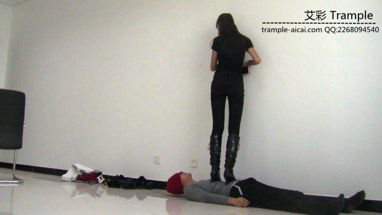 00后天使女主皮靴骑乘贱狗爆踢肋骨全体重踩！