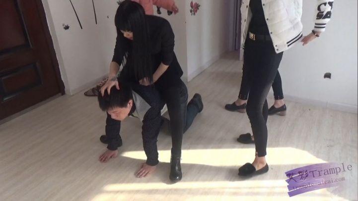 多主踢打舔鞋精彩不断