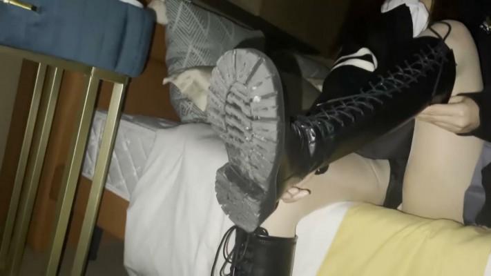 【黑丝诱惑】沐沐在家里肉丝长靴生活化调教狗奴 YC-230505