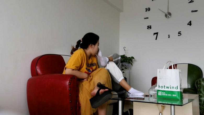 偷拍学姐第四弹 刺激的来了 夏天的雪地靴