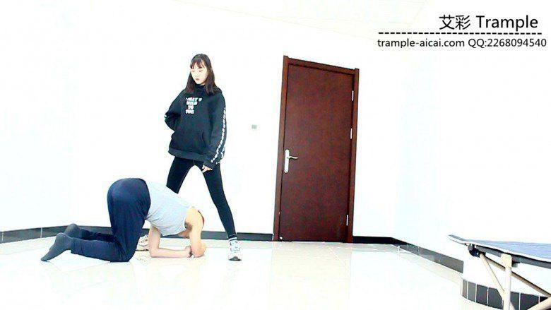 00后天使女主踢裆暴打贱狗逼迫其钻跨踩头羞辱！