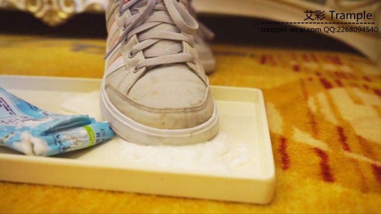 希雨运动鞋船袜裸足喂食