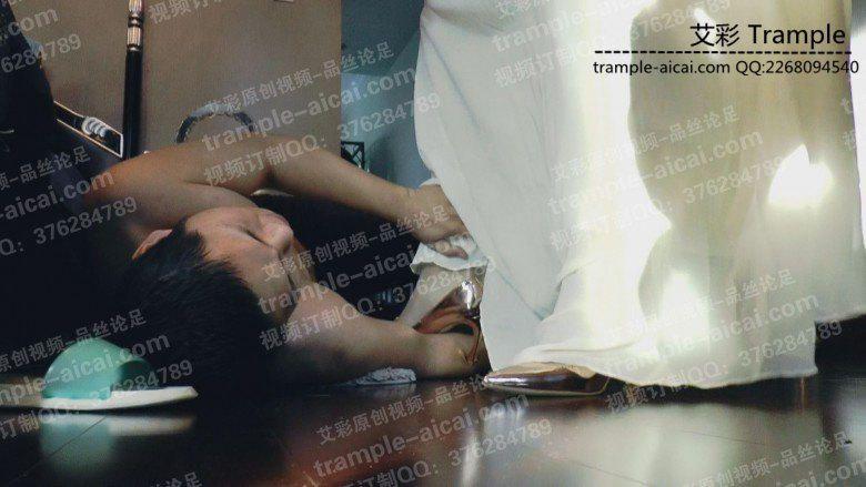 馨雨礼服金色高跟鞋踩踏