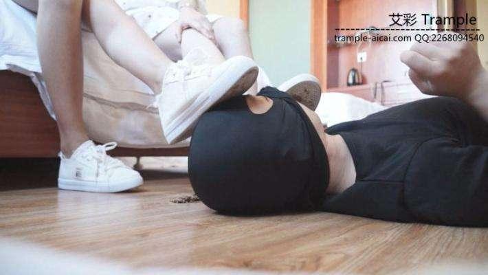 舔两位大一美女学生的原味帆布鞋