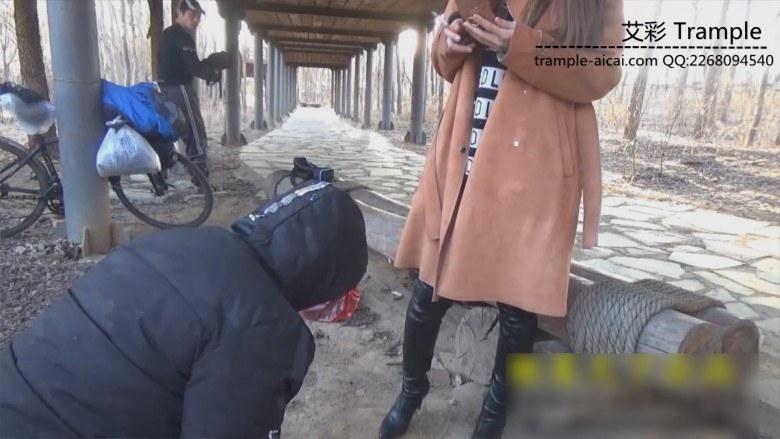 傲柔公园强迫奴跪拜