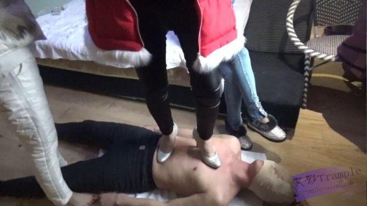 三主狠踩毯子踩出血了