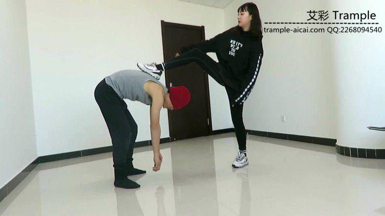 00后天使女主踢裆钻跨暴打羞辱贱狗！