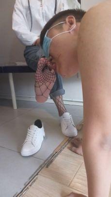 性感丝袜美脚 舔脏鞋底