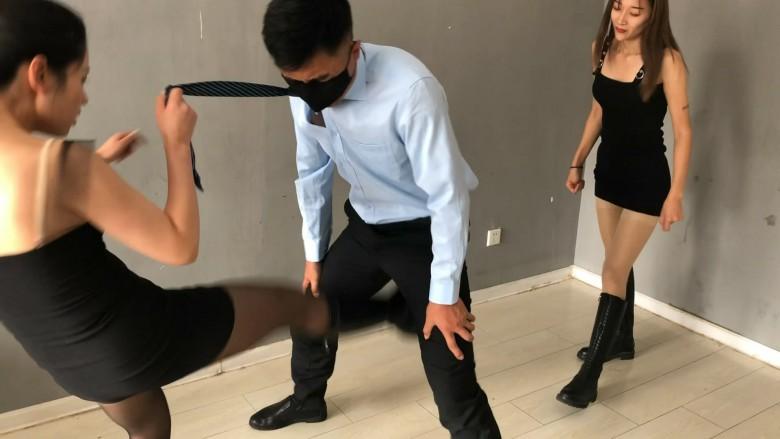 女职员怒惩变态上司