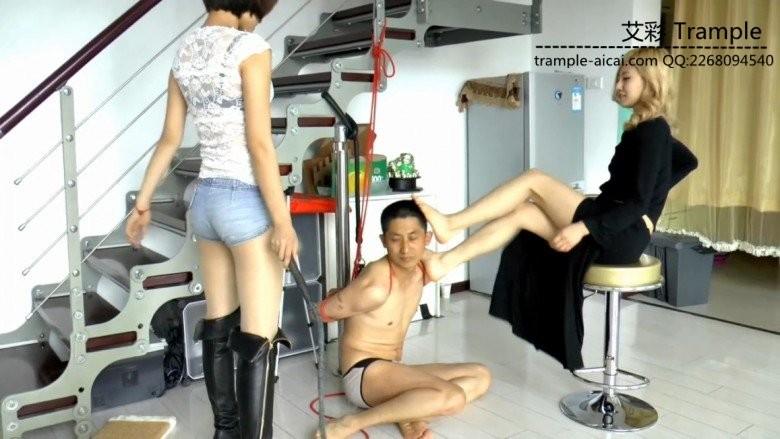 小月女王靴子肉丝脚虐奴