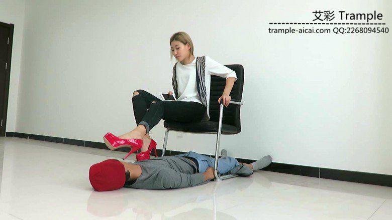 冰冰女主红色高跟玩弄贱狗！